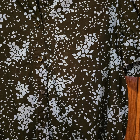 WHO WHAT WEAR Black & Light Blue Abstract Floral Button Down Blouse Size Large - Picture 7 of 15